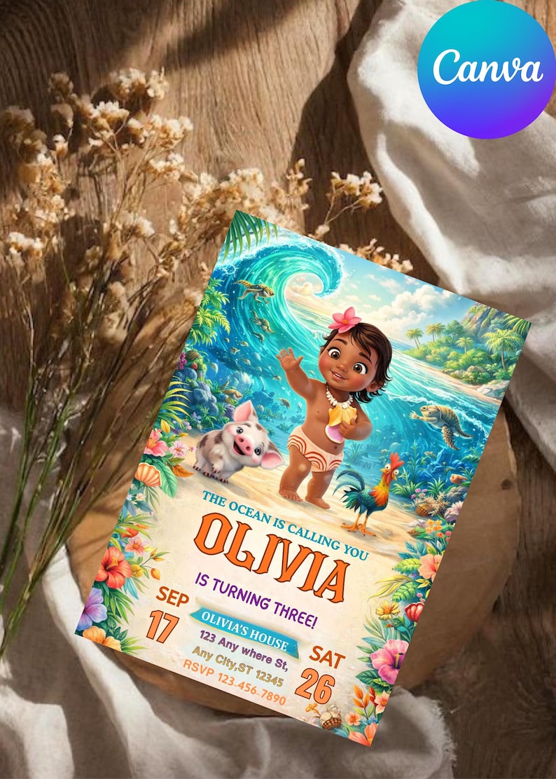 Pu&ograve; includere: Un invito colorato con il testo "The Ocean is Calling You" e "Olivia compie tre anni!" presenta un'illustrazione a cartoni animati di una ragazza, un maiale e un gallo su una spiaggia con onde oceaniche. La data &egrave; il 17 settembre.
