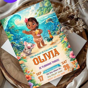 Pu&ograve; includere: Un invito colorato a tema tropicale. L'invito presenta un'illustrazione a cartoni animati di una ragazzina, un maiale e un gallo su una spiaggia. Il testo include "The Ocean is Calling You" e "Olivia is Turning Three!"