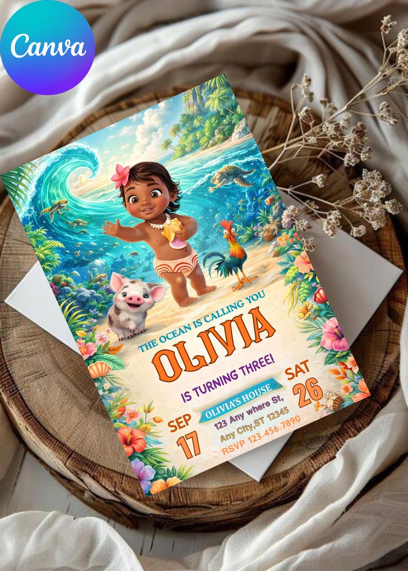 Pu&ograve; includere: Un invito colorato a tema tropicale. L'invito presenta un'illustrazione a cartoni animati di una ragazzina, un maiale e un gallo su una spiaggia. Il testo include "The Ocean is Calling You" e "Olivia is Turning Three!"