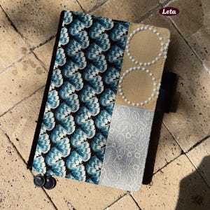 Cuaderno de patchwork vintage con estampado geométrico azul, bordado de perlas y ribete de encaje. Cuaderno de viaje tamaño A5/A6. Regalo único hecho a mano.