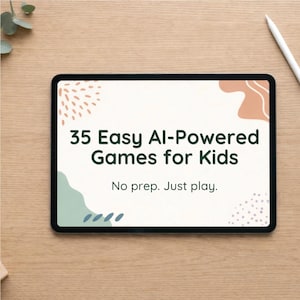 Könnte beinhalten: Ein schwarzes Tablet zeigt den Text "35 Easy AI-Powered Games for Kids" mit dem Slogan "No prep. Just play." Der Bildschirm hat dekorative Formen in Pfirsich, Grün und Blau. Das Tablet liegt auf einer hellen Holzoberfläche, mit einem Stift und Grünzeug.