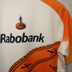 Puede incluir: Un juego de tres tazas de cer&aacute;mica con un acabado mate moteado. Las tazas son en tonos crema, gris claro y gris oscuro. Cada taza tiene un dise&ntilde;o simple y minimalista y un asa redondeada.