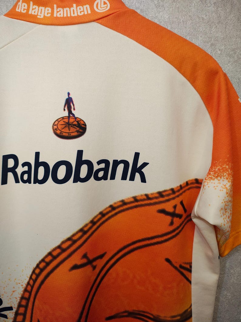 Puede incluir: Un juego de tres tazas de cer&aacute;mica con un acabado mate moteado. Las tazas son en tonos crema, gris claro y gris oscuro. Cada taza tiene un dise&ntilde;o simple y minimalista y un asa redondeada.