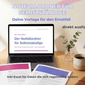 Puede incluir: Un portátil que muestra un documento titulado "Der Notfallordner für Selbstständige" sobre un escritorio de madera, con documentos impresos y una taza de café. El texto "NOTFALLORDNER FÜR SELBSTSTÄNDIGE" está en la parte superior. También hay un pequeño jarrón con vegetación.