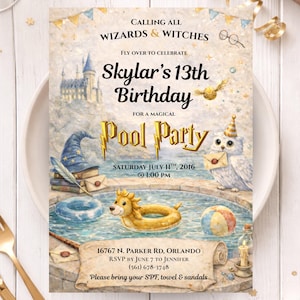 Peut inclure: Une invitation fantaisiste pour une f&ecirc;te &agrave; la piscine, avec une illustration &agrave; l'aquarelle et le texte "Calling All Wizards & Witches". L'invitation comprend le texte "Skylar's 13th Birthday" et les d&eacute;tails de l'&eacute;v&eacute;nement.