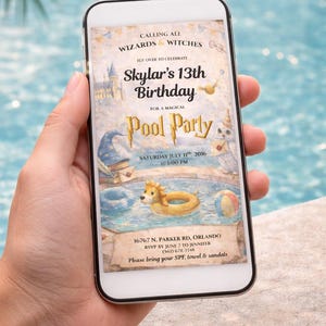 Peut inclure: Un smartphone affiche une invitation pour le 13e anniversaire de Skylar, une f&ecirc;te &agrave; la piscine. Le design pr&eacute;sente une sc&egrave;ne de piscine avec un flotteur lion et le texte "Calling all Wizards & Witches". L'invitation inclut la date, l'heure et le lieu.