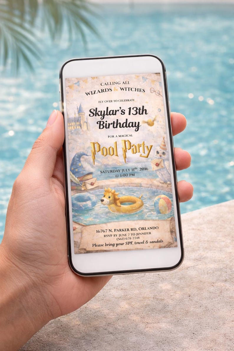 Peut inclure: Un smartphone affiche une invitation pour le 13e anniversaire de Skylar, une f&ecirc;te &agrave; la piscine. Le design pr&eacute;sente une sc&egrave;ne de piscine avec un flotteur lion et le texte "Calling all Wizards & Witches". L'invitation inclut la date, l'heure et le lieu.