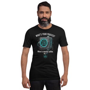 Lustiges Kaffee-Shirt | Programmierer & Elektriker Humor Tee | Steampunk Tech Grafik T-Shirt | Was ist Ihr Prozess | Bella Leinwand