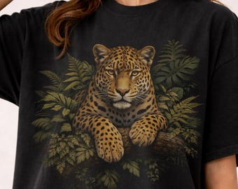 chemise jungle léopard vintage, t-shirt faune tropicale, graphisme animal safari sombre, chemise nature esthétique, cadeau Comfort Colors®