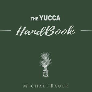 Op de afbeelding: Een donkergroene boekomslag met de titel The Yucca HandBook door Michael Bauer. De tekst is in het wit, waarbij het woord Yucca in een vet schreefloos lettertype staat en HandBook in een handschriftlettertype. Een kleine witte lijntekening van een yucca-plant in een pot is gecentreerd.