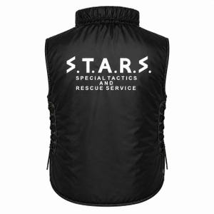 Op de afbeelding: Een zwart mouwloos vest met een hoge kraag en vetersluiting aan de zijkanten. Op de achterkant staat de witte tekst S.T.A.R.S. boven de woorden SPECIAL TACTICS AND RESCUE SERVICE in een strak, vet, schreefloos lettertype op het achterpaneel.