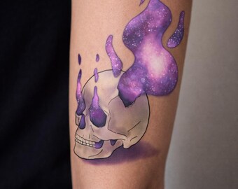 Galaxy Skull Tattoo Design - Kosmische Flammen, dunkle Fantasy Tinte (Digitaler Download)
