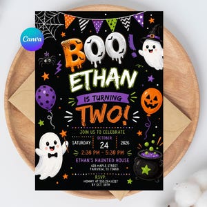 Op de afbeelding: Een zwarte verjaardagsuitnodiging met Halloween-thema en de tekst BOO ETHAN IS TURNING TWO. Het ontwerp bevat kleurrijke vlaggetjes, een geest met een heksenhoed, een pompoenballon, een paarse ballon met stippen en een borrelende heksenketel.