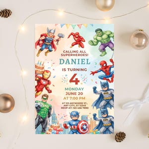 Puede incluir: Una invitación de fiesta de cumpleaños con temática de superhéroes con ilustraciones de Thor, The Flash, Hulk, Spider-Man, Batman, Iron Man, Green Lantern y Capitán América. La invitación dice: "¡LLAMANDO A TODOS LOS SUPERHÉROES! DANIEL CUMPLE 4 AÑOS".
