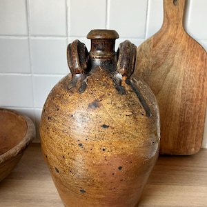 Pode incluir: Um conjunto de três canecas de cerâmica com acabamento fosco e salpicado. As canecas são em tons de creme, cinza claro e cinza escuro. Cada caneca tem um design simples e minimalista.