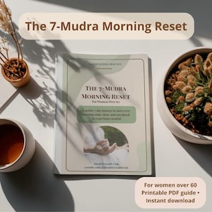 Könnte beinhalten: Ein gedruckter Leitfaden mit dem Titel The 7-Mudra Morning Reset for Women Over 60, der eine 7-tägige geführte Praxis, ein kreisförmiges Bild von Händen in Mudra-Pose und den Text Mindful Health Club youtube.com/@MindfulHealthClub auf weißer Fläche zeigt.