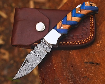 Navaja de bolsillo de acero damasco de madera de pakka azul y olivo, navaja plegable con bloqueo trasero hecha a mano a medida con funda de cuero.