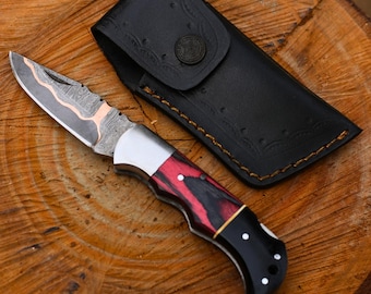 Handcrafted Damascus Steel Folding Knife – Striking Copper Inlay – Crimson and Onyx Dual-Tone Handle – Leather Cover