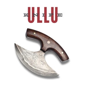 Könnte beinhalten: Ein handgefertigtes Ulu-Messer mit einem dunklen Holzgriff und einer gebogenen, gemusterten Klinge. Das Wort "ULLU" wird rot über dem Messer angezeigt. Die Klinge hat ein einzigartiges Wirbelmuster, und der Griff ist mit kleinen Nieten befestigt.