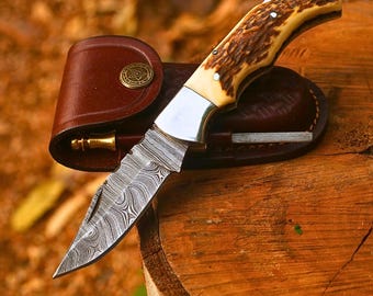 Navaja de bolsillo de acero de Damasco de primera calidad, navaja plegable artesanal de 16,5 cm con mango de cuerno de ciervo macizo y funda de cuero.
