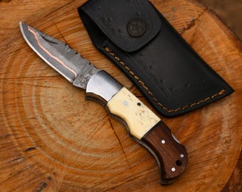 6.5インチ ダマスカス鋼折りたたみナイフ – 骨とローズウッドのハンドル – 銅層ブレード、レザーシース付き – 男性への高級ギフト、記念日