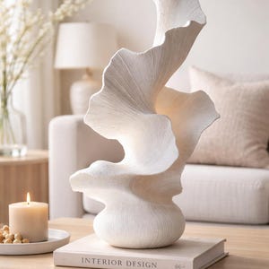 Può includere: Un cartello in legno rustico con la scritta "Welcome to our home" in lettere bianche. Il cartello presenta una finitura invecchiata e un design semplice e invitante, perfetto per l'arredamento della porta d'ingresso.