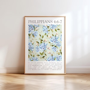 Peut inclure: Une affiche encadrée avec un motif floral de fleurs bleu clair et de feuilles vertes sur un fond vert clair. Le texte "PHILIPPIANS 4:6-7" est en haut, avec un verset biblique en dessous. Le cadre est de couleur marron clair.