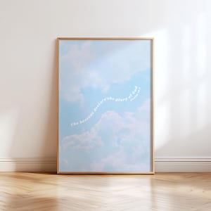 Może przedstawiać: Oprawiony wydruk artystyczny przedstawiający jasnoniebieskie niebo z puszystymi białymi chmurami. Tekst "The heavens declare the glory of God" jest wygięty w łuk w kolorze białym. Rama jest w jasnym kolorze drewna.