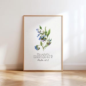 Könnte beinhalten: Ein gerahmter vertikaler Druck mit einer Aquarellillustration von blauen glockenförmigen Blumen mit grünen Blättern. Unter dem botanischen Kunstwerk steht der Text: When my heart is overwhelmed, lead me to the rock that is higher than I. Psalm 61:2.