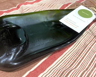 Piatto da portata per antipasti/spuntini con bottiglia di champagne verde, vassoio di formaggi e salumi