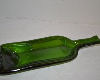 Piatto da portata per antipasti/spuntini in bottiglia di vino verde, vassoio di formaggi