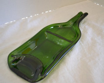 Plato para servir aperitivos o snacks estilo sushi de dos secciones, hecho con una botella de vino verde.
