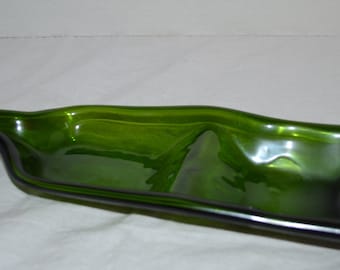 Piatto da portata per antipasti/spuntini a due sezioni con bottiglia di vino verde