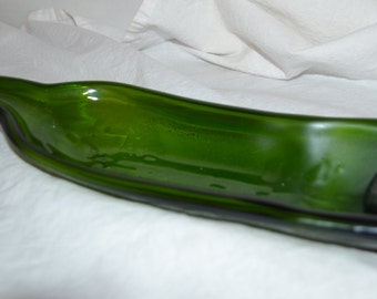 Piatto da portata per antipasto/spuntino con bottiglia di vino verde