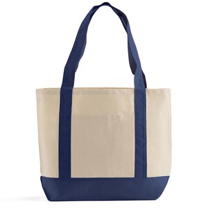 Puede incluir: Un bolso tote de lona color crema con asas y detalles en azul marino. El bolso tiene una base azul marino y un bolsillo frontal. Este bolso reutilizable es adecuado para llevar comestibles o art&iacute;culos personales.