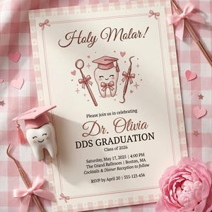 Puede incluir: Una invitación de graduación dental con el texto "Holy Molar!" y "Dr. Olivia DDS GRADUATION". La invitación presenta un diente de dibujos animados con birrete, instrumentos dentales y lazos rosas. El fondo es un patrón de cuadros rosa y blanco.
