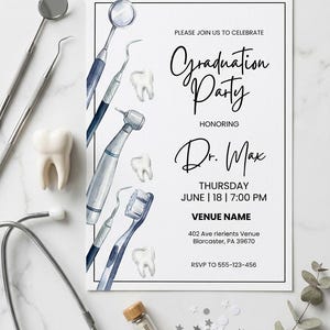 Puede incluir: Invitación a una fiesta de graduación dental con ilustraciones en acuarela de instrumentos dentales y dientes. La invitación incluye el texto "Graduation Party" y "Honoring Dr. Max". También hay un estetoscopio e hilo dental.