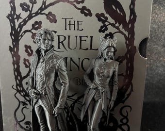 Può includere: Due statuette monocromatiche grigie di personaggi in piedi davanti alla copertina di un libro intitolato The Cruel Prince. La figura maschile indossa un cappotto lungo, quella femminile una giacca aderente e pantaloni. Sfondo con albero.