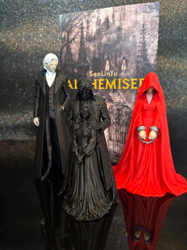 Puede incluir: Tres figuras de pie frente a la portada de un libro titulada SenLinYu ALHEMISED. A la izquierda, una figura con abrigo negro y pelo blanco. En el centro, una figura negra de dos personas abrazadas. A la derecha, una figura con capa roja.