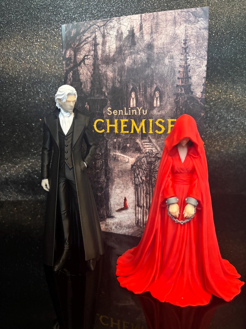 Puede incluir: Dos figuras frente a la portada de un libro titulada SenLinYu CHEMIST. La figura de la izquierda tiene el pelo blanco y viste un abrigo largo y chaleco negros. La figura de la derecha lleva una capa con capucha roja y un vestido con grilletes plateados.