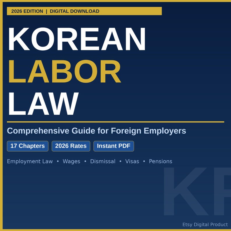 K&ouml;nnte beinhalten: Ein digitaler Download mit dem Titel "Korean Labor Law" mit wei&szlig;em und gelbem Text auf dunkelblauem Hintergrund. Der Leitfaden richtet sich an ausl&auml;ndische Arbeitgeber und behandelt Arbeitsrecht, L&ouml;hne, Entlassungen, Visa und Renten.