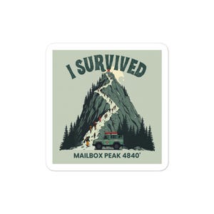 Può includere: Adesivo con una montagna e gli escursionisti che salgono un sentiero. Il testo "I SURVIVED" è in alto, e "MAILBOX PEAK 4840'" in basso. Un veicolo verde è alla base della montagna. La vetta è a 1475 metri.