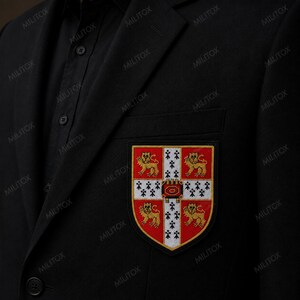 Handgeborduurd embleem van goudkleurig draad voor blazers van de Universiteit van Cambridge | Blazerzakembleem | Opnaaibaar koninklijk familiewapen | Embleem van goudkleurig draad