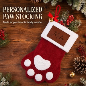 Personalisierter roter Plüsch-Weihnachtsstrumpf mit Tierpfote, individueller Namensaufnäher aus Leder für Hund oder Katze
