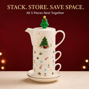 Puede incluir: Un juego de té de cerámica apilable que incluye una tetera con tapa de árbol de Navidad verde, dos tazas y dos platillos. Las piezas blancas están decoradas con motivos festivos como árboles de Navidad, muñecos de nieve y bastones de caramelo. Texto: STACK. STORE. SAVE SPACE. All 5 Pieces Nest Together.