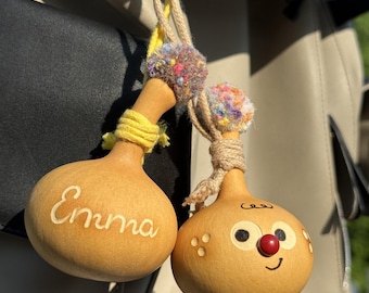 Ciondolo personalizzato con nome inciso su zucca naturale, filo colorato, portafortuna per auto