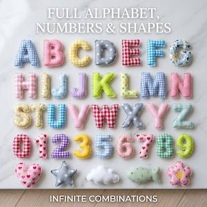 Può includere: Una collezione di lettere, numeri e forme colorate rivestite in tessuto. Sono esposte le lettere A-Z, i numeri 0-9, un cuore, una stella, una nuvola, un pesce e un fiore. Il testo recita "FULL ALPHABET, NUMBERS & SHAPES" e "INFINITE COMBINATIONS".