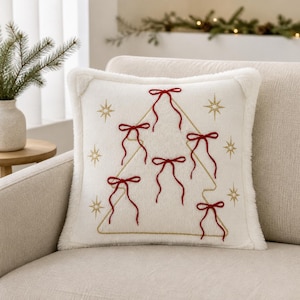 Stickat julgranskuggord med plysch, vit juldekor, röd rosett, broderi, vinterkudde