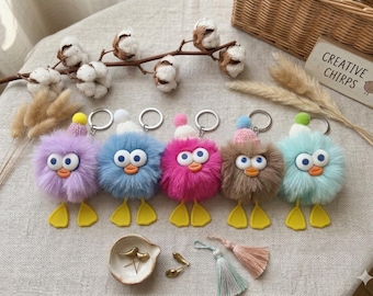 Portachiavi soffici a forma di paperella di peluche, con cappellini lavorati a maglia a mano e grandi occhi.
