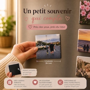 Peut inclure: Un aimant carré de 6,4 cm, avec une photo d'une personne et d'un enfant marchant dans la rue. L'aimant est tenu par une main. Le texte sur l'image dit "Un petit souvenir qui compte" et "Près des yeux, près du cœur."